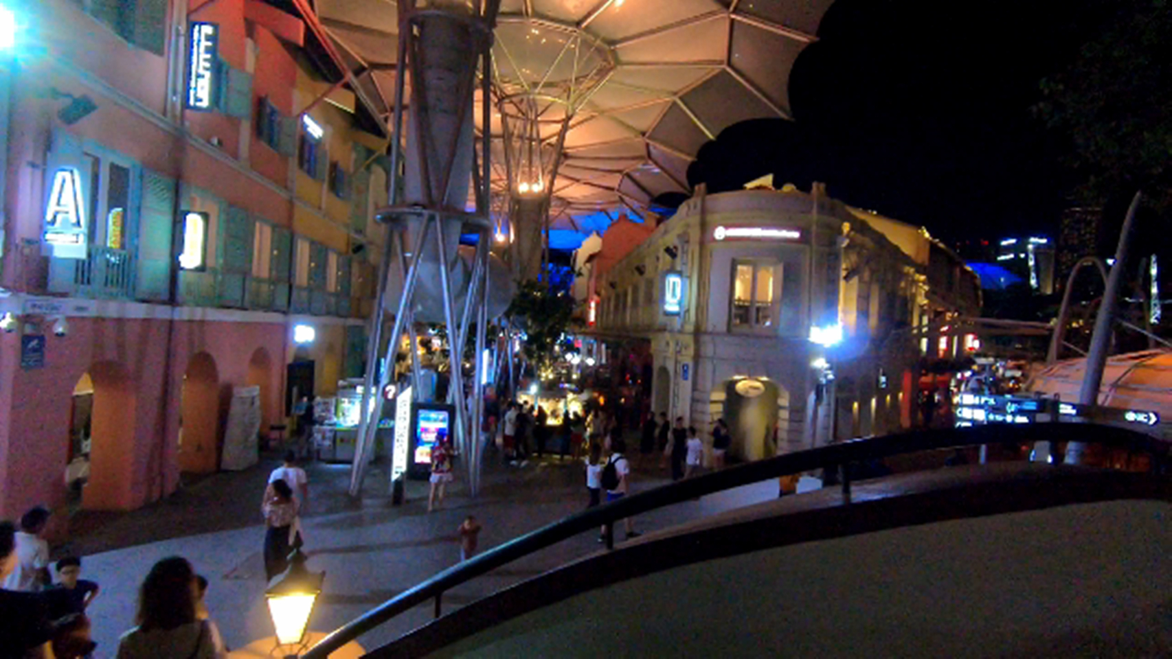 这里可以坐轮渡可以喝酒无聊时可以看看这里的夜景,有点点像迪士尼的感觉